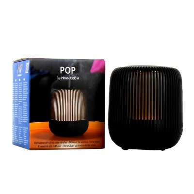 Difusor de óleos essenciais preto POP By PRANARÔM com embalagem ao lado