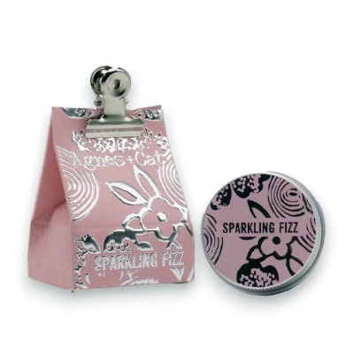 Conjunto de saco de papel rosa com clip e lata redonda rosa com texto e padrões florais