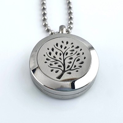 Colar prateado com pendente redondo e padrão de árvore recortado