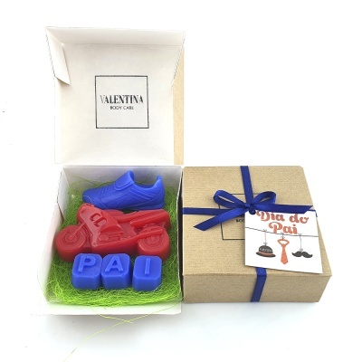 Caixa de presente com sabonetes de moto, ténis e letras com tema Dia do Pai.