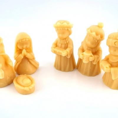 Figuras do presépio em cera bege sobre fundo branco