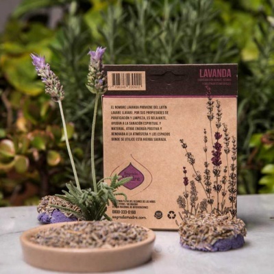 Embalagem artesanal de lavanda em papel reciclado com flores secas e frescas ao lado