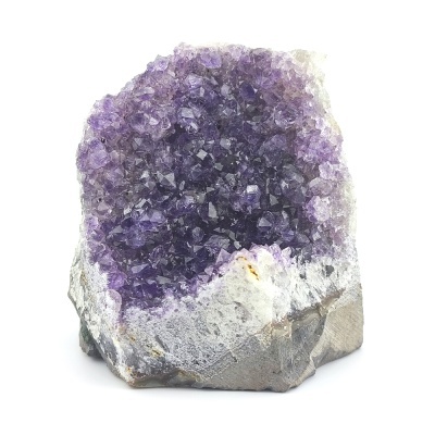 Geodo de ametista com cristais roxos e base rochosa