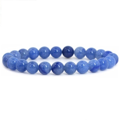 Pulseira de esferas de pedra azul polida em fundo branco