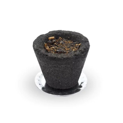 Pequeno vaso preto com terra sobre círculo prateado