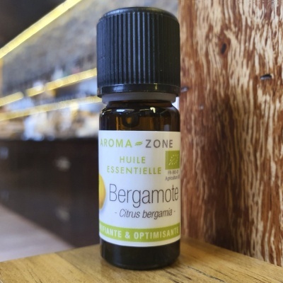 Frasco de óleo essencial de bergamota em vidro castanho com etiqueta branca e verde