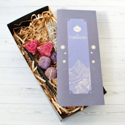 Kit Turmalina numa caixa roxa com pedras e ramo de sálvia