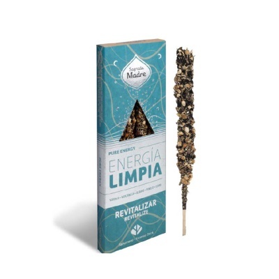 Embalagem azul e branca de incenso Sagrada Madre Energia Limpa com uma vareta do incenso coberta por ervas secas