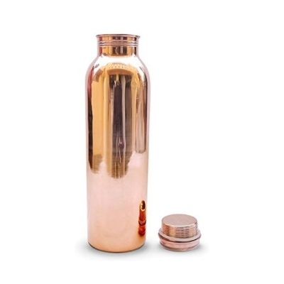 Garrafa de metal cobre com tampa ao lado