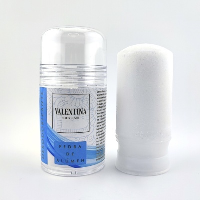 Desodorizante em bastão Valentina Pedra de Alúmen com embalagem transparente e bastão branco ao lado