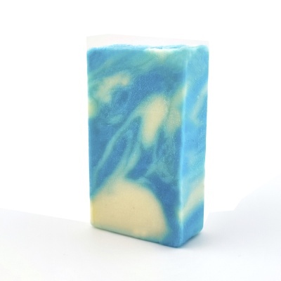 Sabonete retangular azul e bege com padrão marmoreado