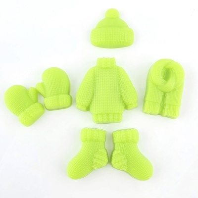 Conjunto de acessórios de inverno verde fluorescente em fundo branco