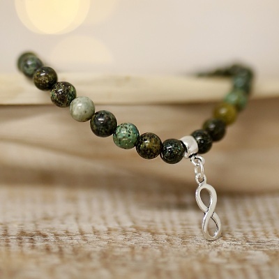 Pulseira de contas verdes com pendente de símbolo infinito