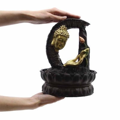 Fonte decorativa zen com Buda dourado e estrutura preta curva