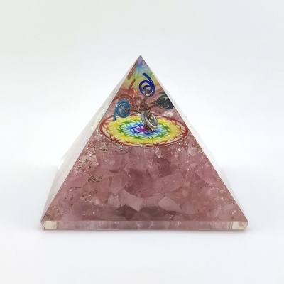 Pirâmide de resina com cristais rosa e padrões coloridos
