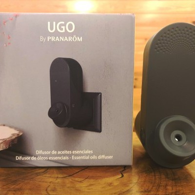 Difusor de óleos essenciais UGO By PRANARÔM e sua embalagem