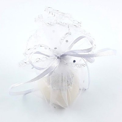 Sabonete oval branco embalado em organza branca com fitas