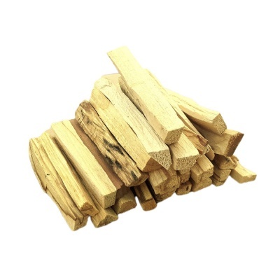 Paus de madeira clara empilhados