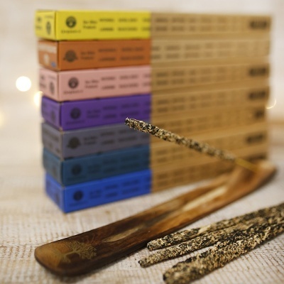 Incensos ásperos com suporte de madeira e caixas coloridas