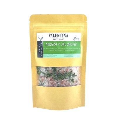 Embalagem dourada com sal grosso e folhas verdes visíveis e rótulo VALENTINA BODY CARE ARRUDA & SAL GROSSO