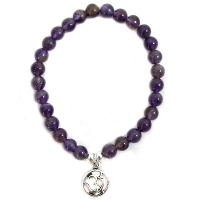 Pulseira de contas roxas com pendente metálico OM