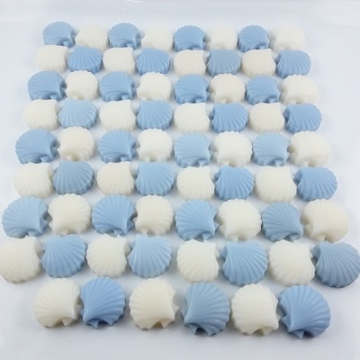 Colcha quadrada com círculos acolchoados azuis e brancos