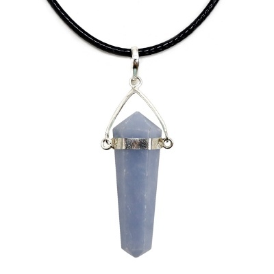 Colar com pendente em pedra azul cristal facetado e suporte metálico prateado