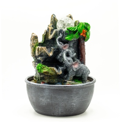 Fonte decorativa com elefantes e palmeira