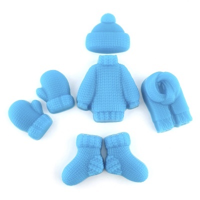 Conjunto azul de acessórios de boneco com textura de tricô