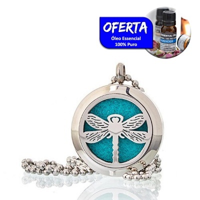 Medalhão prateado com design de libélula sobre fundo azul e oferta de óleo essencial