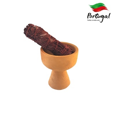 Incenso de sálvia vermelha em recipiente de cerâmica castanha com selo Portugal