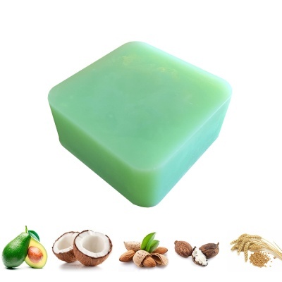 Sabonete sólido verde quadrado com cantos arredondados e ingredientes naturais ao redor