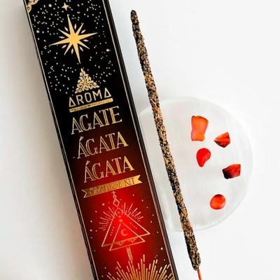 Kit de incenso Ágate com embalagem decorativa, incenso aceso e cristais vermelhos num prato branco