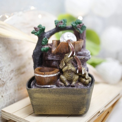 Fonte decorativa de água com elefante e balde em resina numa base quadrada preta