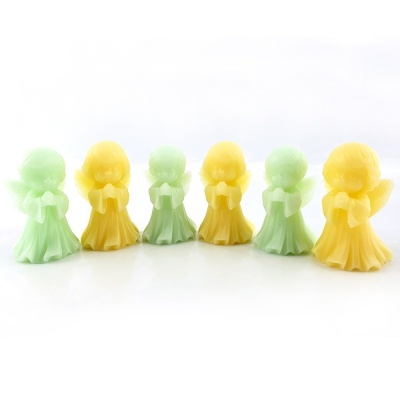 Seis velas de anjos amarelos e verdes alinhados sobre fundo branco