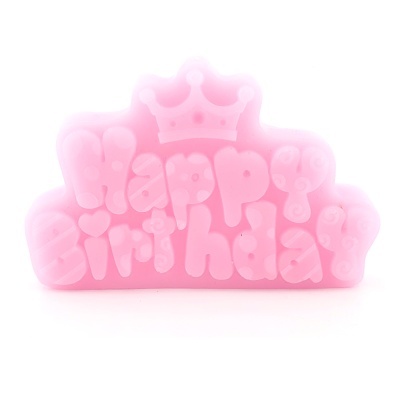Decoração rosa translúcida com texto 'Happy Birthday' e coroa no topo