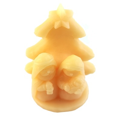Vela decorativa amarelo claro em forma de árvore de Natal com figuras de menino e menina