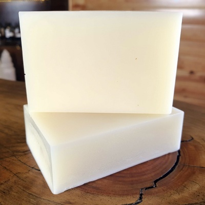 Dois sabonetes brancos quadrados sobre madeira