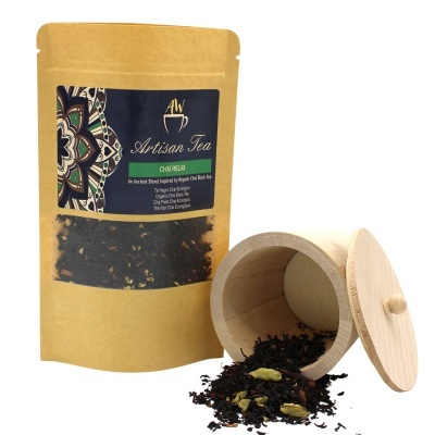 Pacote de chá artesanal com recipiente de madeira e chá a granel