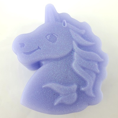 Escultura unicórnio roxo brilhante em fundo branco