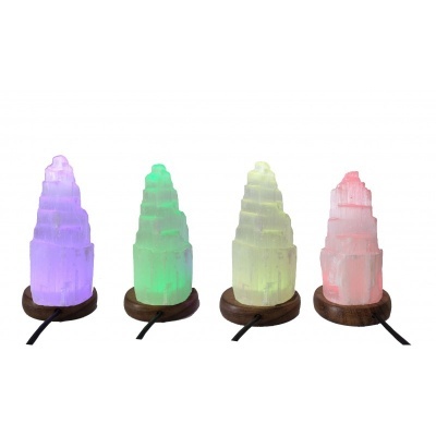 Quatro lâmpadas de cristal coloridas com base castanha e cabo preto