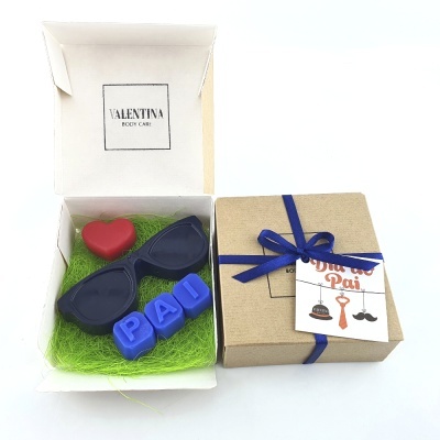 Caixa de presente com óculos, cubos e coração em silicone dentro