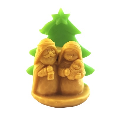 Estatueta de presépio amarela com árvore de Natal verde ao fundo