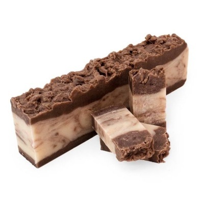 Barra de chocolate em camadas branco e preto com textura crocante