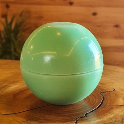 produto esférico verde claro em superfície de madeira