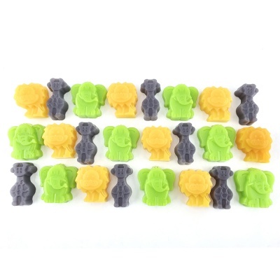 Brinquedos de animais coloridos amarelo, verde e cinza organizados em filas