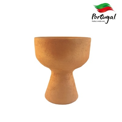 Vaso de barro castanho com base estreita e corpo arredondado