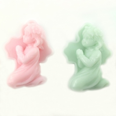 Estátuas pequenas de anjinhos a rezar, rosa e verde