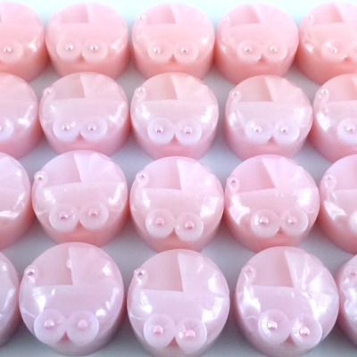 Botões redondos cor-de-rosa com relevo de carrinho de bebé