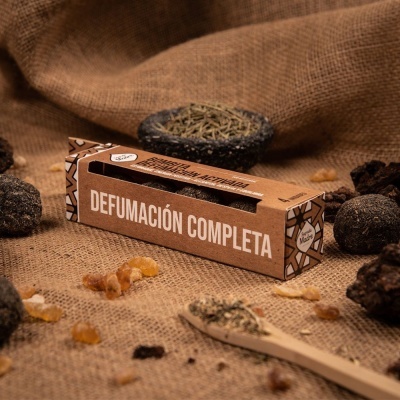 Caixa castanha de DEFUMACIÓN COMPLETA com ervas secas e resina sobre tecido castanho